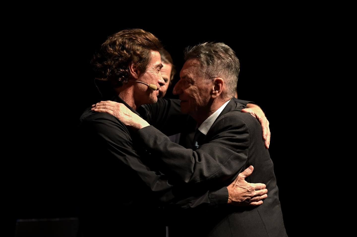 Fotografia degli applausi dello spettacolo Il vetro della Clessidra, tratto da Claudio Magris, con Alessio Boni, diretto da Paolo Valerio