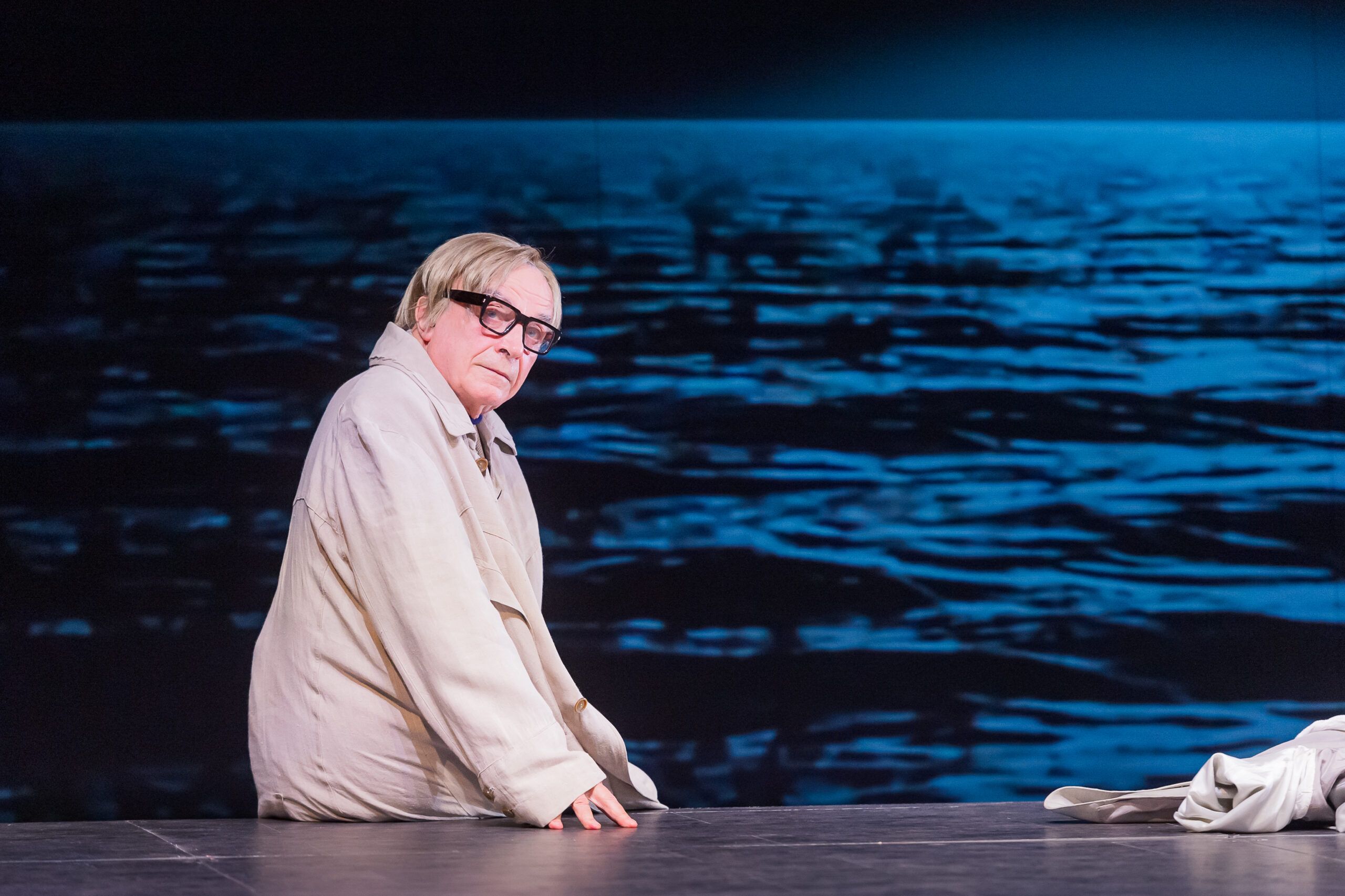 Foto di scena dello spettacolo Non si sa come di Luigi Pirandello, con Franco Branciaroli, regia di Paolo Valerio