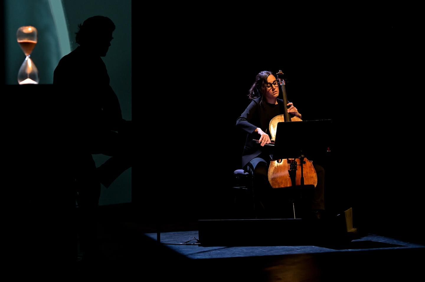 Fotografia di scena dello spettacolo Il vetro della Clessidra, tratto da Claudio Magris, con Alessio Boni e Chiara Trentin, diretto da Paolo Valerio