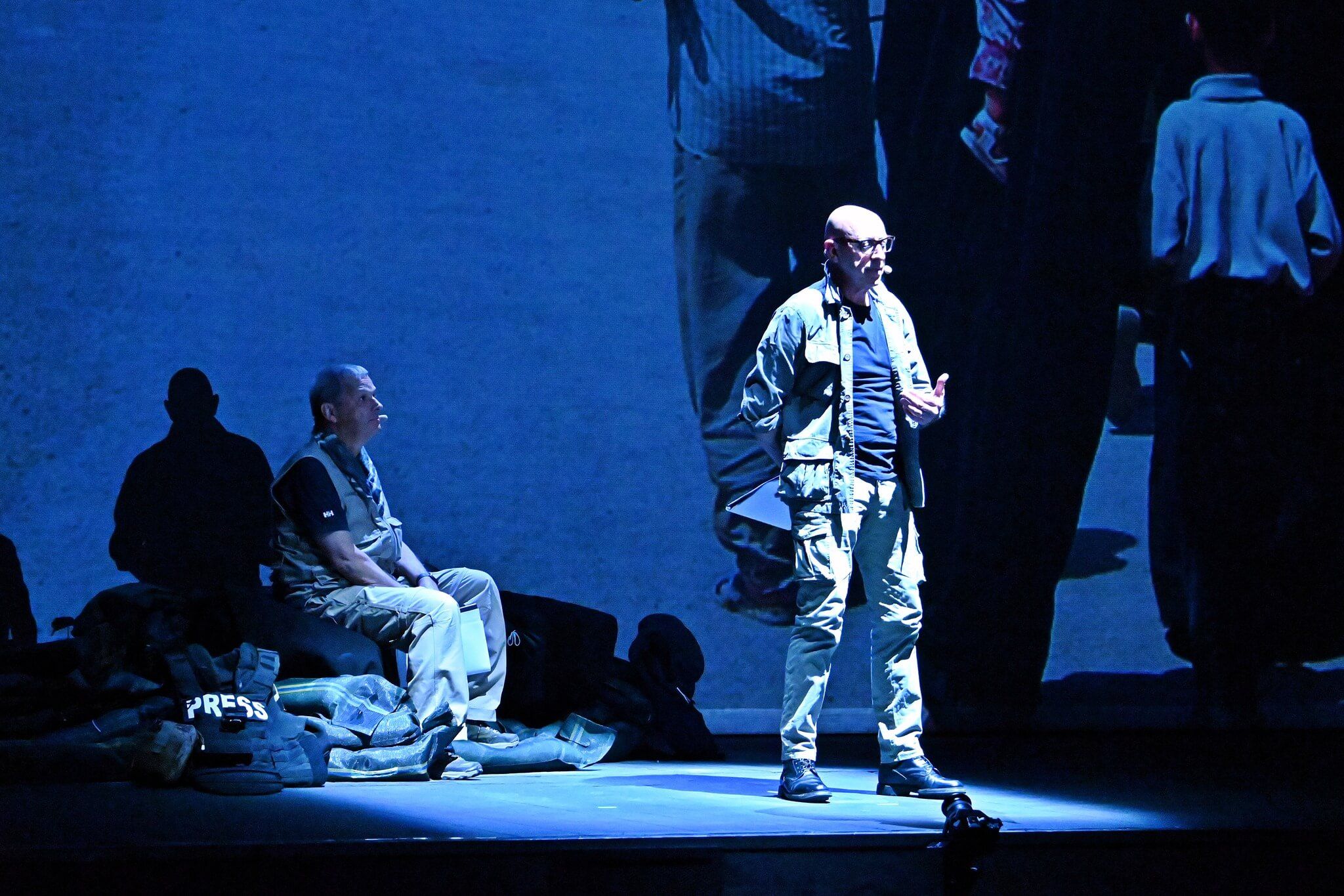 Foto di scena dello spettacolo Gli occhi della guerra, con Biloslavo, Micalessin, Francesco Migliaccio, regia di Paolo Valerio