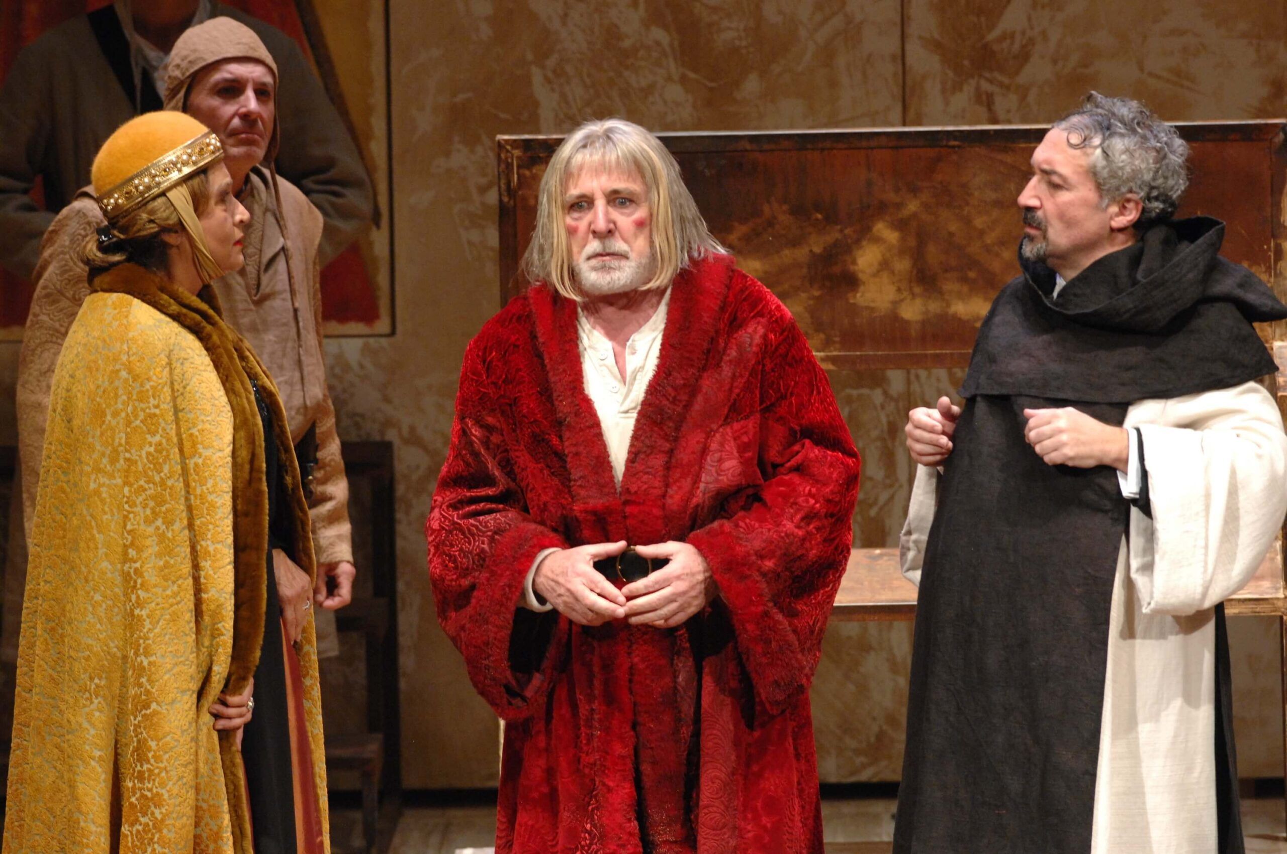 Foto di scena dello spettacolo Enrico IV di Luigi Pirandello, regia di Paolo Valerio