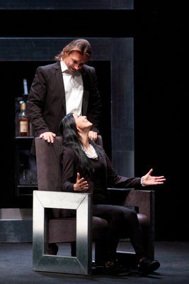 Foto di scena dello spettacolo Piccoli crimini coniugali, con Elena Giusti e Paolo Valerio