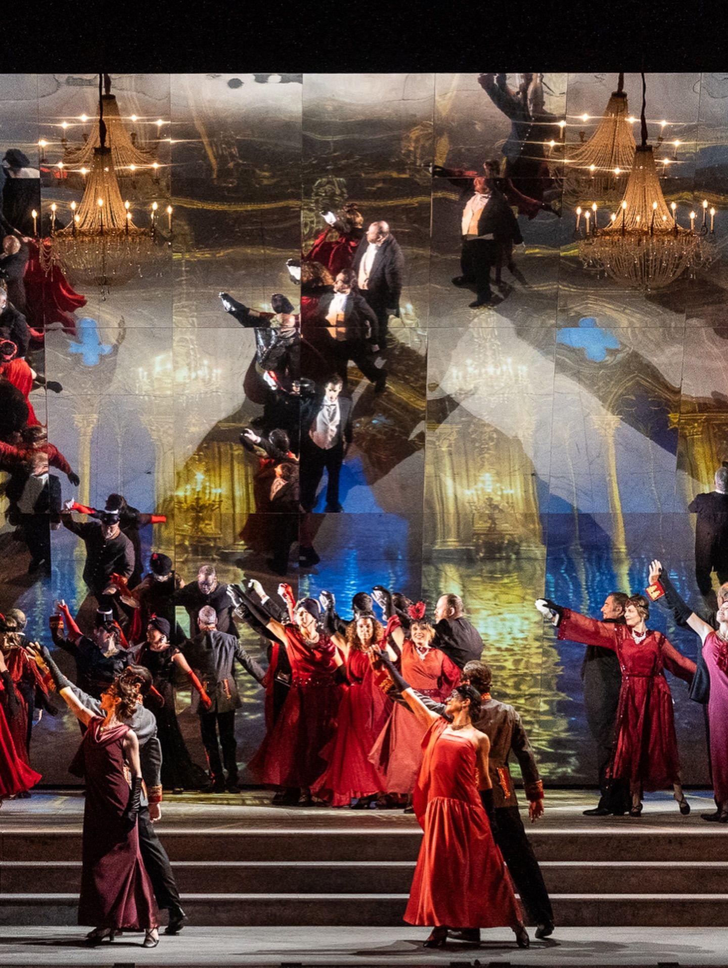 Foto di scena dello spettacolo di opera lirica Roméo et Juliet, regia di Paolo Valerio