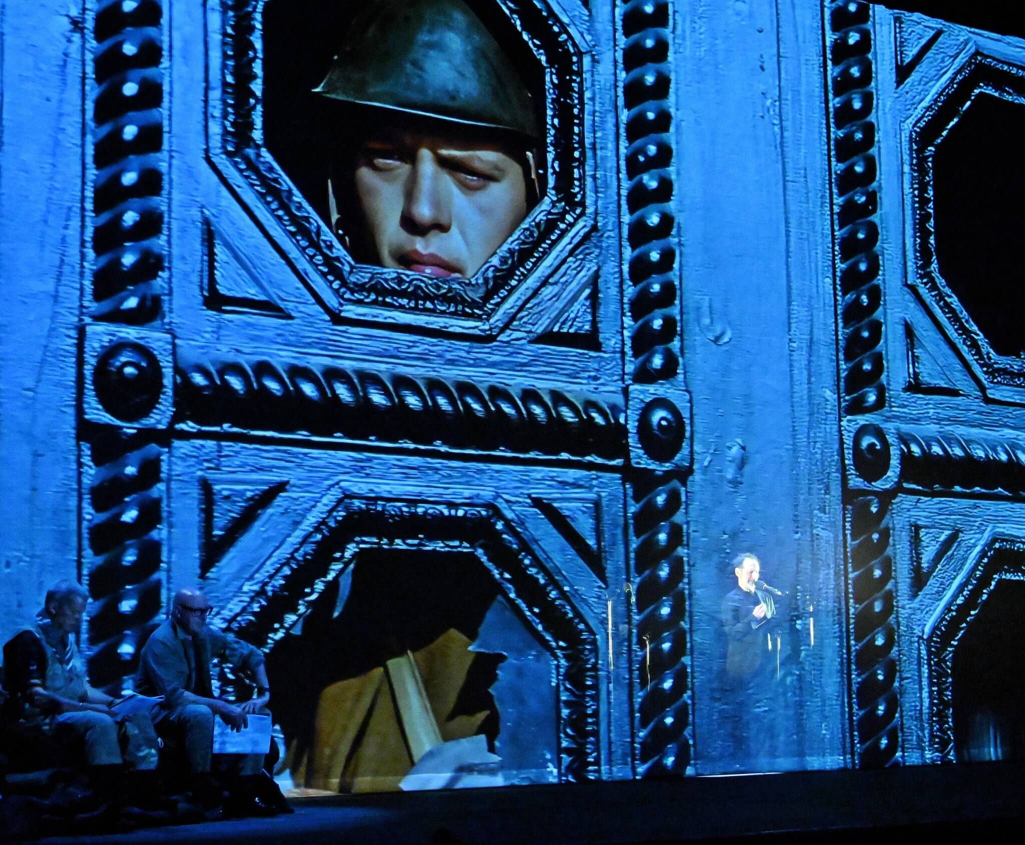 Foto di scena dello spettacolo Gli occhi della guerra, con Biloslavo, Micalessin, Francesco Migliaccio, regia di Paolo Valerio