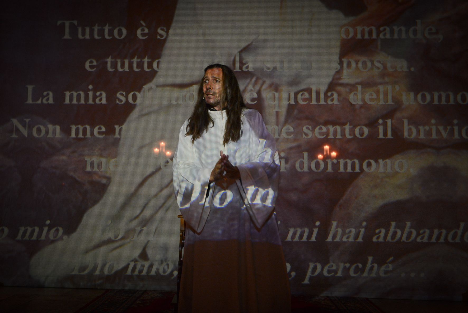 Foto di scena dello spettacolo La Messa di Gesù, regia di Paolo Valerio, interpretato da Paolo Valerio. Scritto con Marco Ongaro. Per il Festival Biblico.