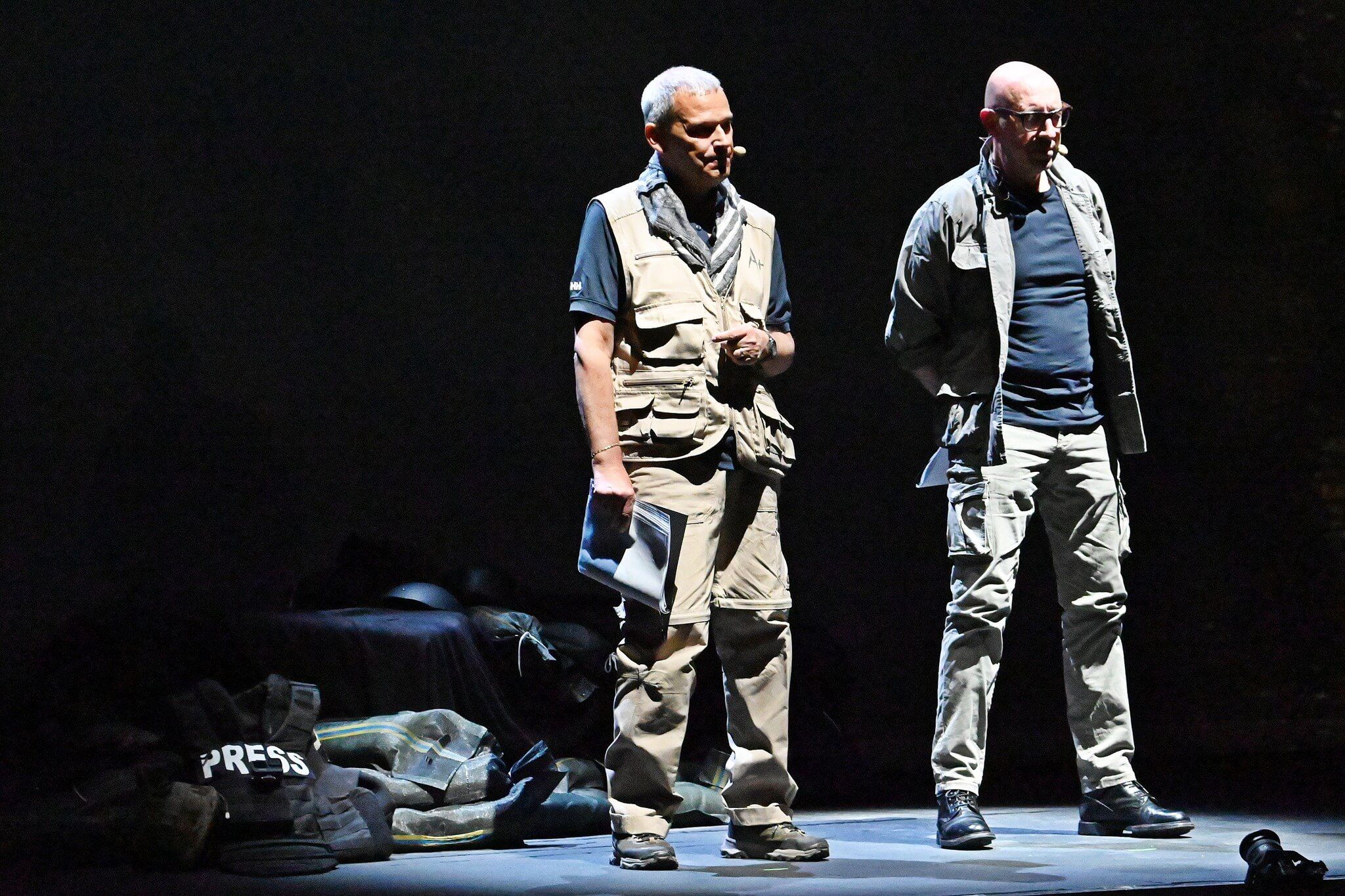 Foto di scena dello spettacolo Gli occhi della guerra, con Biloslavo, Micalessin, Francesco Migliaccio, regia di Paolo Valerio