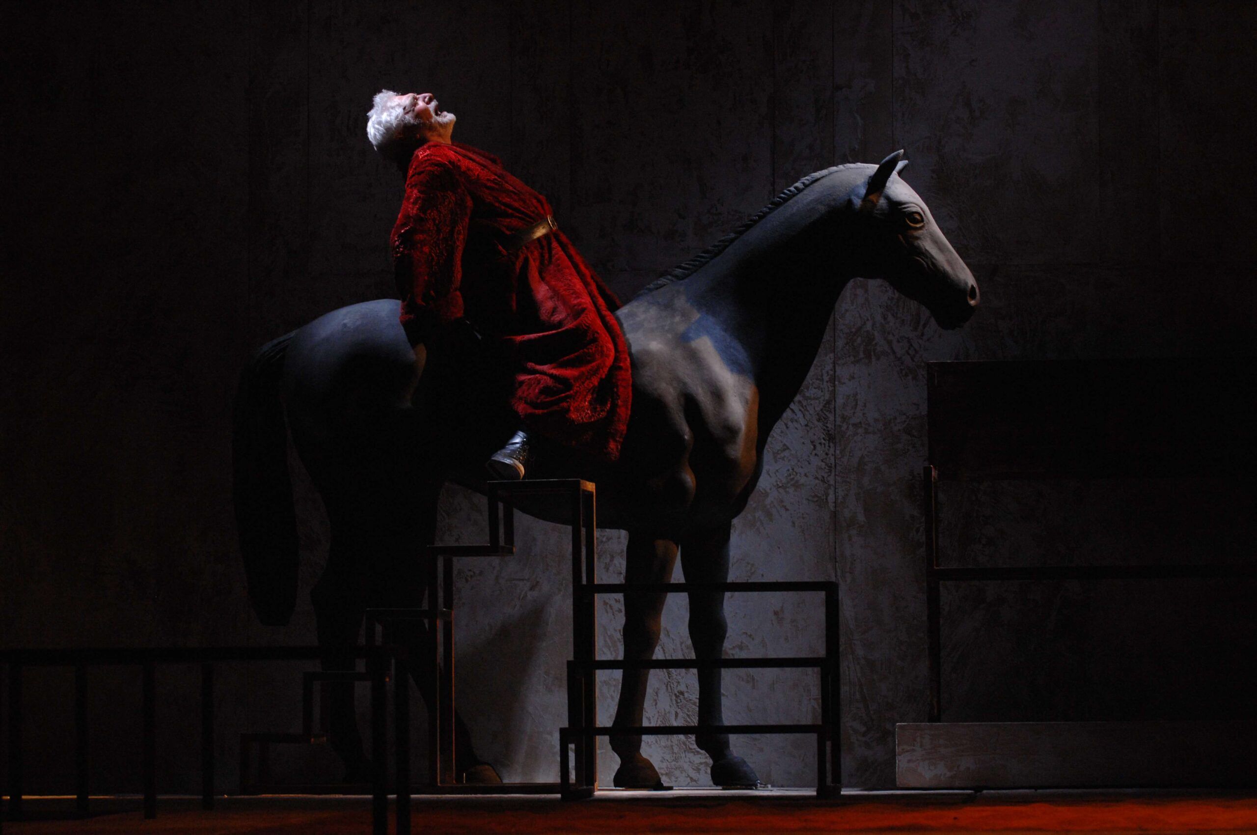 Foto di scena dello spettacolo Enrico IV di Luigi Pirandello, regia di Paolo Valerio