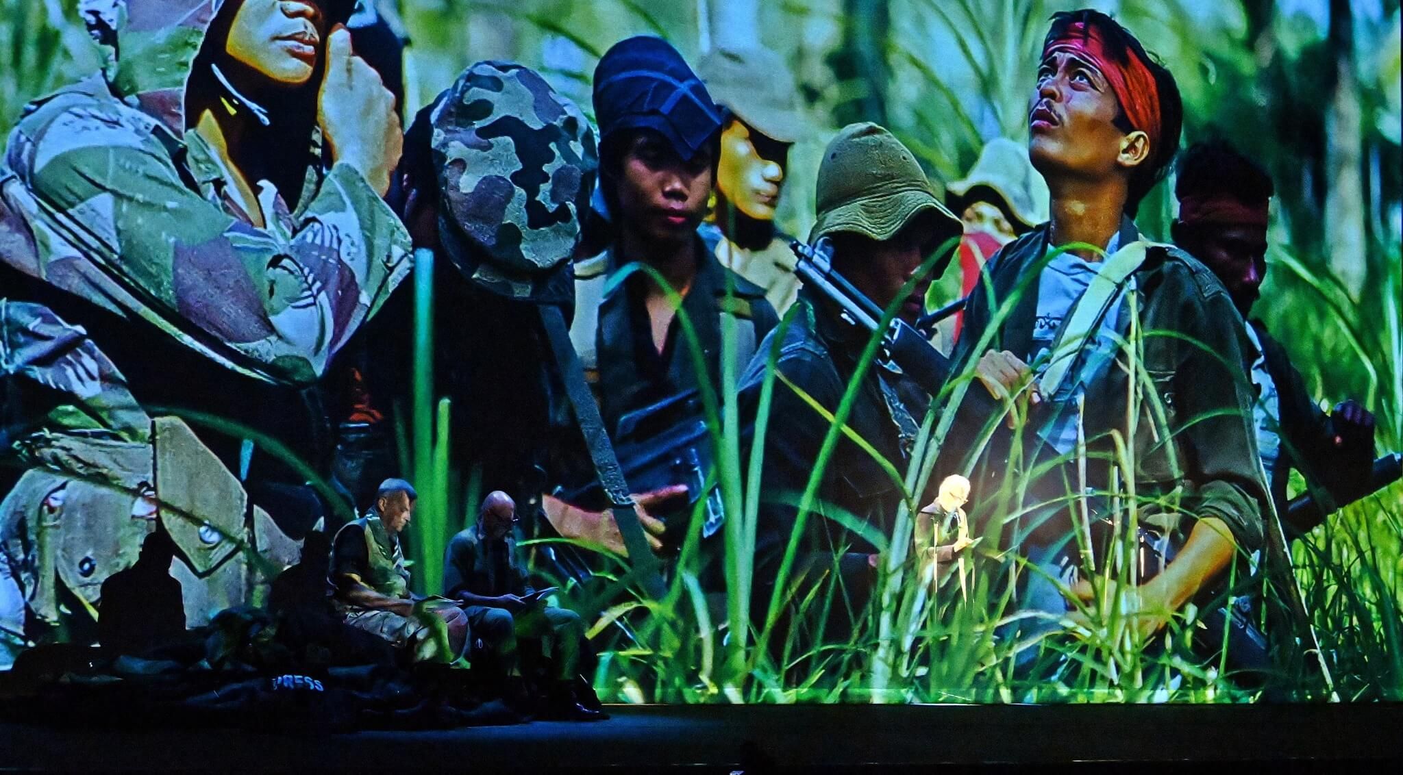 Foto di scena dello spettacolo Gli occhi della guerra, con Biloslavo, Micalessin, Francesco Migliaccio, regia di Paolo Valerio