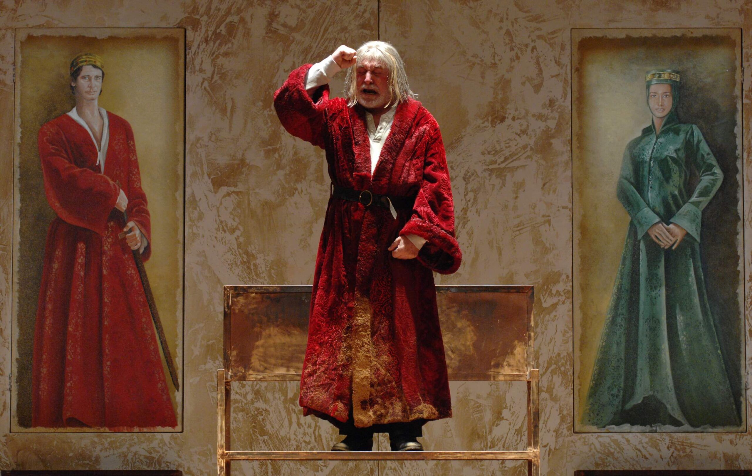 Foto di scena dello spettacolo Enrico IV di Luigi Pirandello, regia di Paolo Valerio