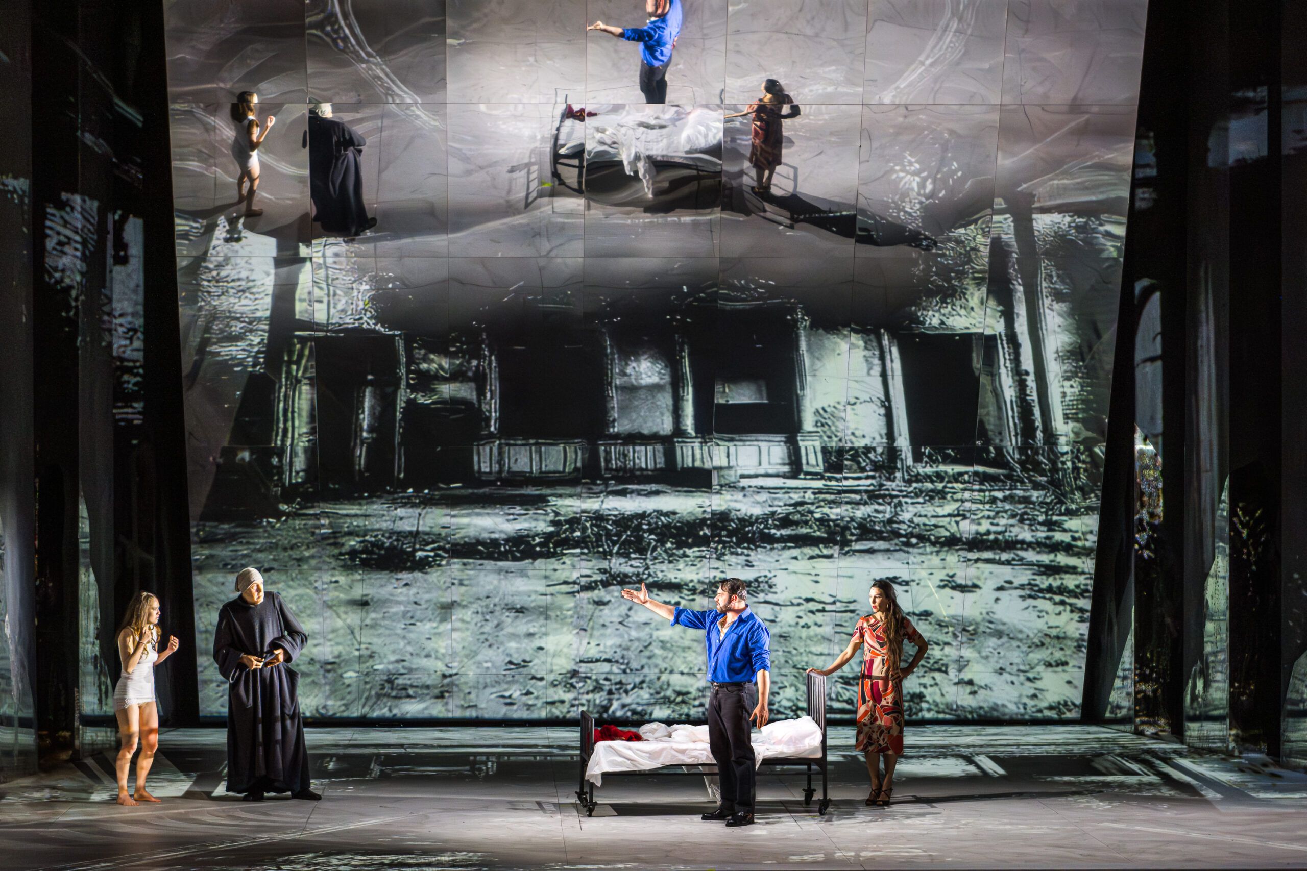 Foto di scena dello spettacolo Romeo e Giulietta di William Shakespeare, regia di Paolo Valerio