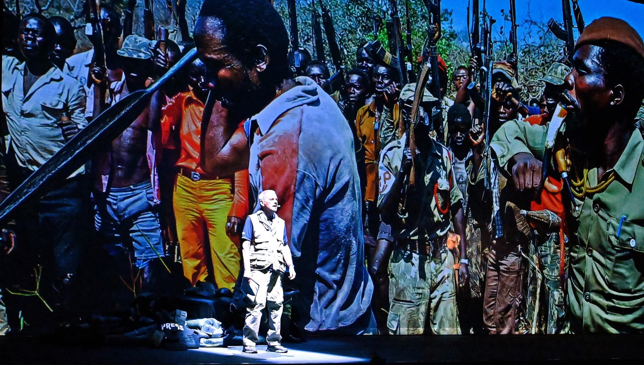 Foto di scena dello spettacolo Gli occhi della guerra, con Biloslavo, Micalessin, Francesco Migliaccio, regia di Paolo Valerio