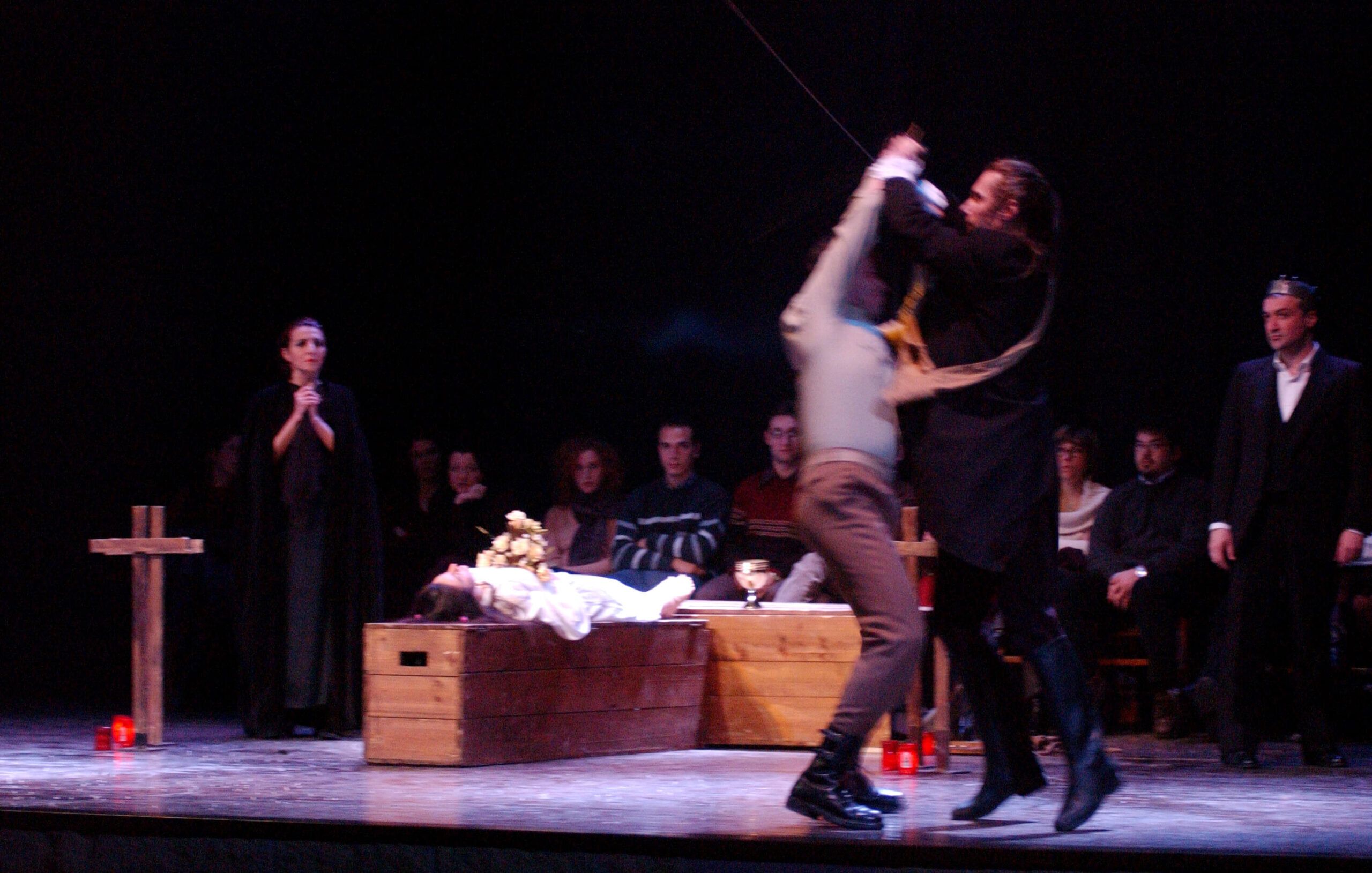 Foto di scena dello spettacolo Amleto da William Shakespeare, regia di Paolo Valerio
