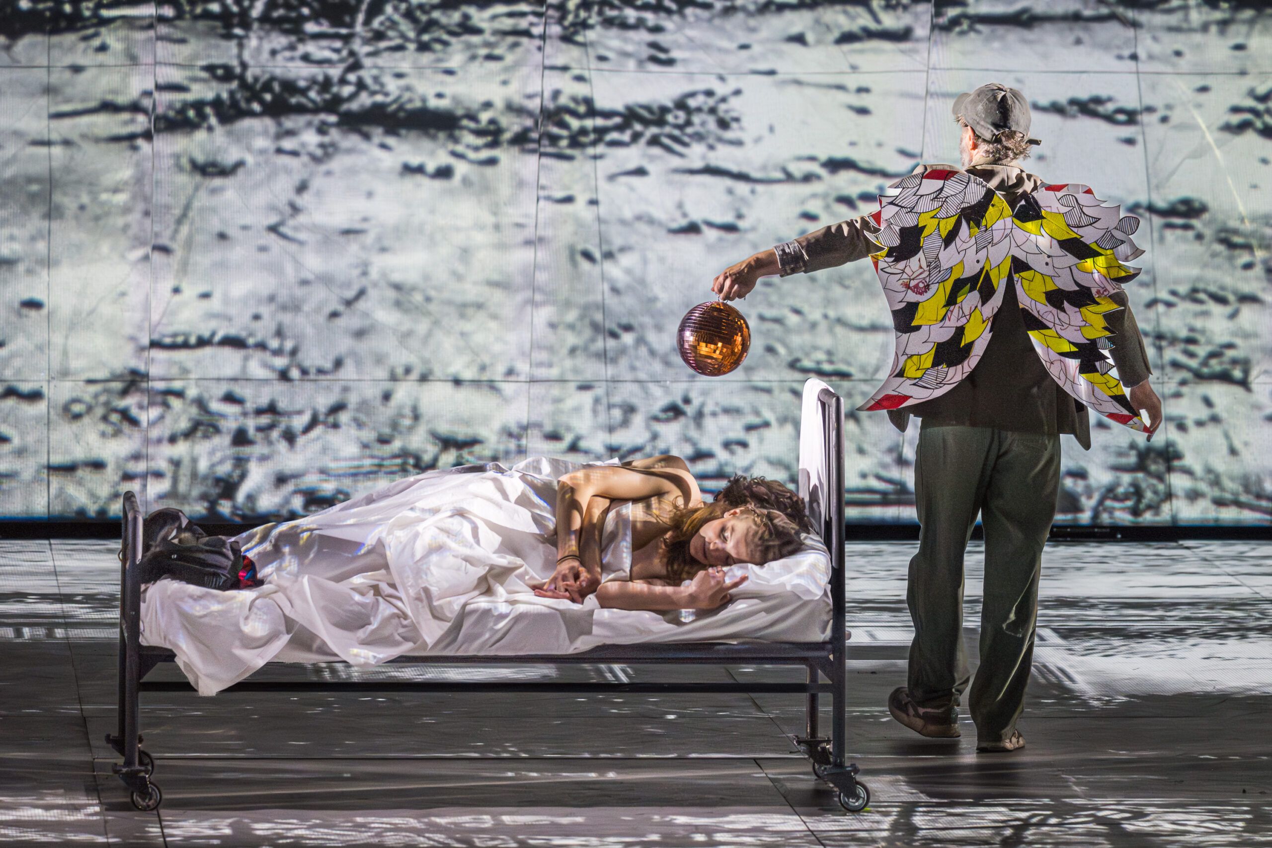 Foto di scena dello spettacolo Romeo e Giulietta di William Shakespeare, regia di Paolo Valerio