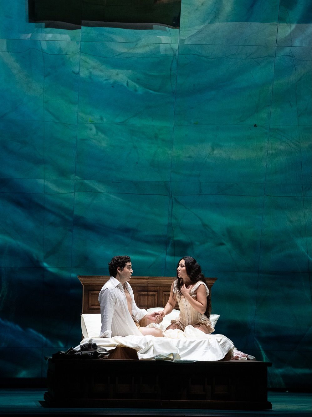 Foto di scena dello spettacolo di opera lirica Roméo et Juliet, regia di Paolo Valerio