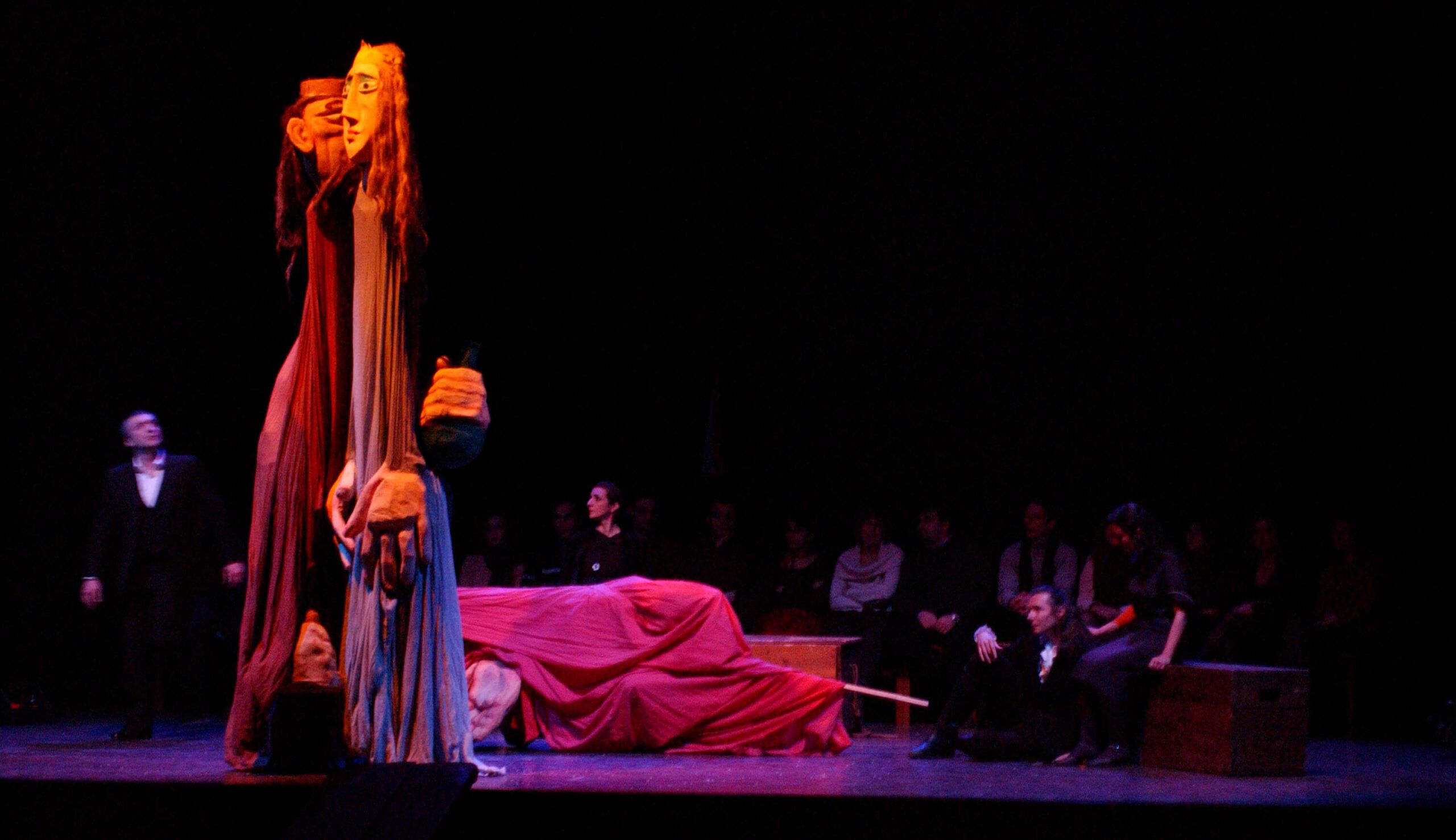 Foto di scena dello spettacolo Amleto da William Shakespeare, regia di Paolo Valerio