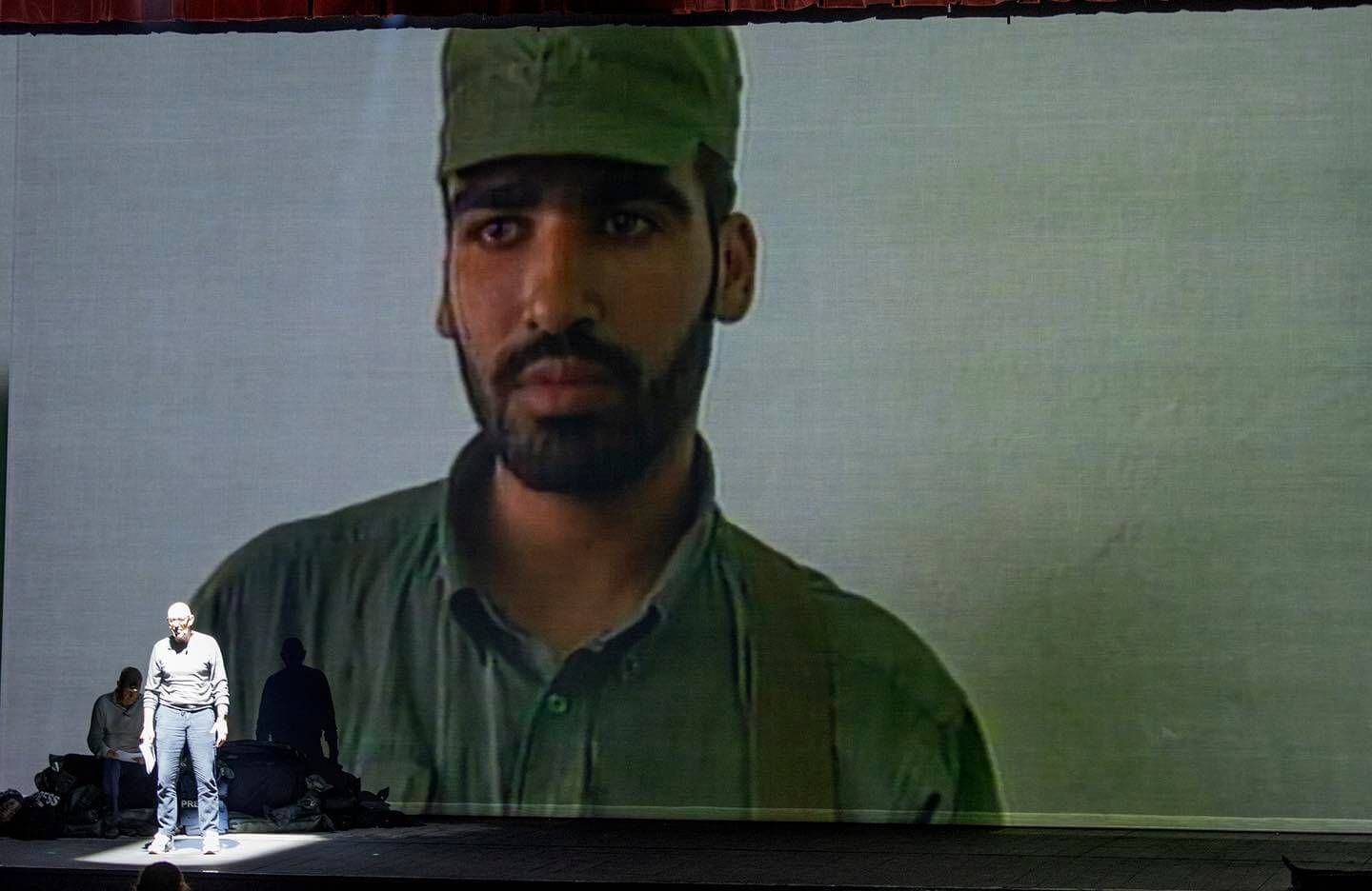 Foto di scena dello spettacolo Gli occhi della guerra, con Biloslavo, Micalessin, Francesco Migliaccio, regia di Paolo Valerio