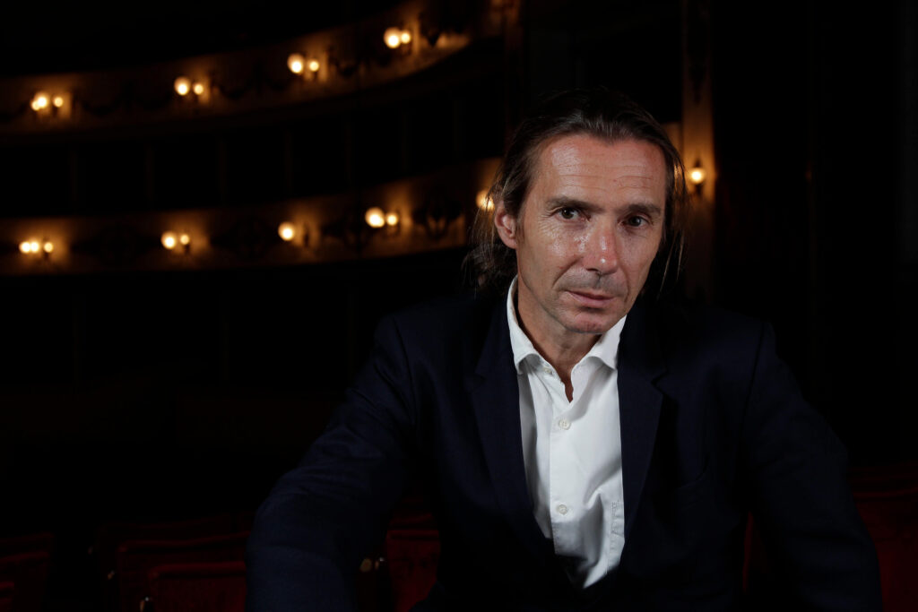 Foto del regista teatrale Paolo Valerio in un teatro